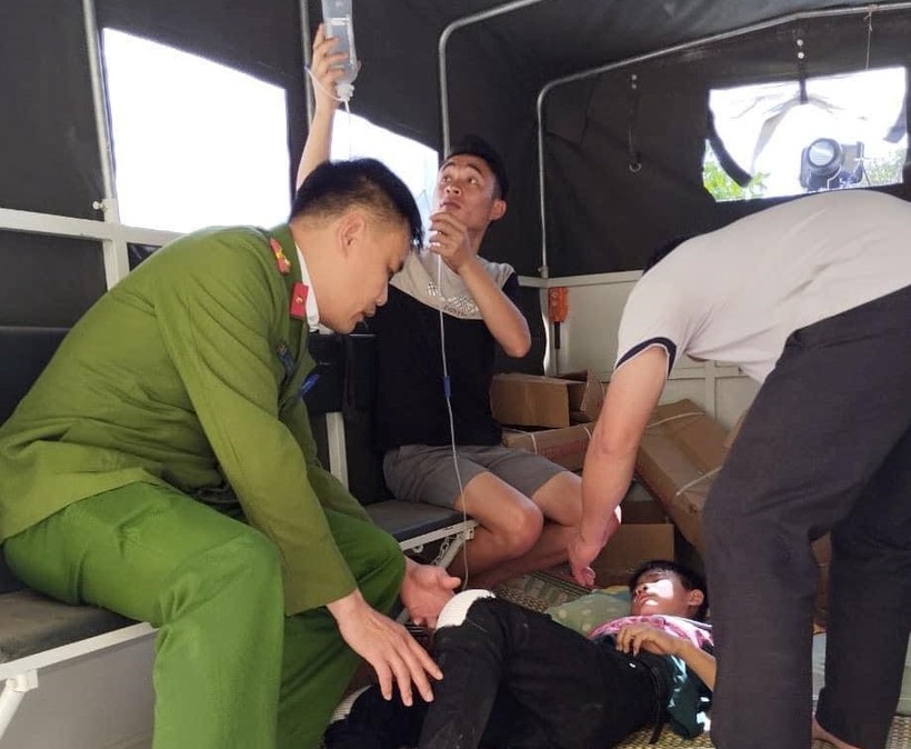 Trạm Y tế xã Mường Phăng cùng Công an xã đưa bệnh nhân về Bệnh viện Đa khoa tỉnh Điện Biên.