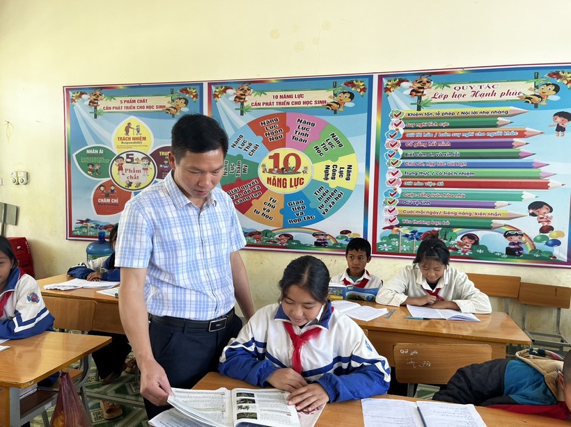 Lãnh đạo Phòng GD&ĐT huyện Điện Biên Đông kiểm tra tiết học của học sinh trường PTDTBT THCS Phì Nhừ.