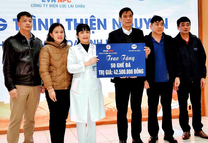 Công ty Điện lực Lai Châu trao tặng ghế đá cho Bệnh viện Đa khoa tỉnh.