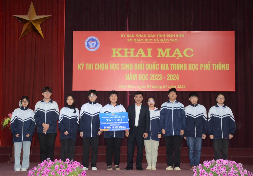 Công ty Bảo Việt Điện Biên tặng quà động viên các thí sinh tham dự kỳ thi chọn học sinh giỏi quốc gia THPT.