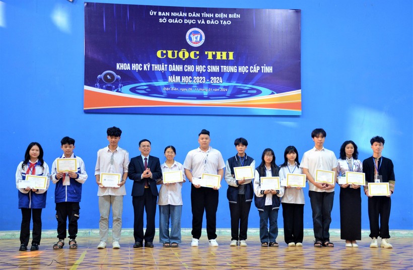 Ông Nguyễn Văn Đoạt, Giám đốc Sở GD&ĐT tỉnh Điện Biên trao giải cho các tác giả, nhóm tác giả có dự án đạt giải Nhất.