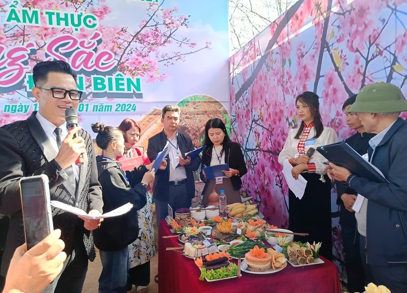 Hội thi ẩm thực tại Lễ hội Hoa anh đào quy tụ 14 đội tham gia.