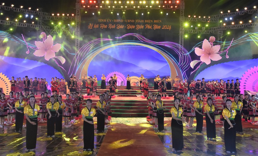 Chương trình văn nghệ đêm khai mạc Lễ hội Hoa anh đào - Điện Biên Phủ năm 2024.