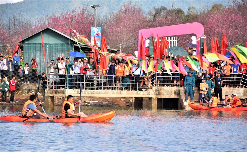Giải đấu thu hút đông đảo nhân dân địa phương và du khách cổ vũ.