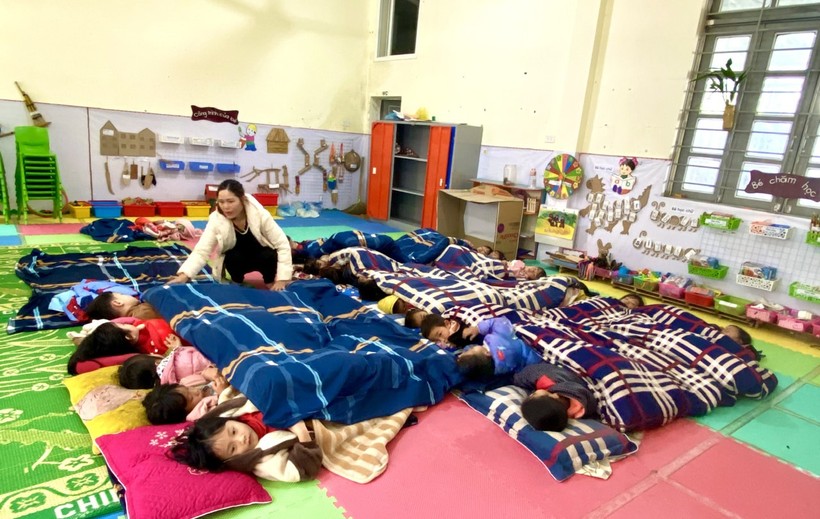 Trường Mầm non xã Dào San tăng cường giữ ấm cho trẻ khi nhiệt độ giảm sâu.