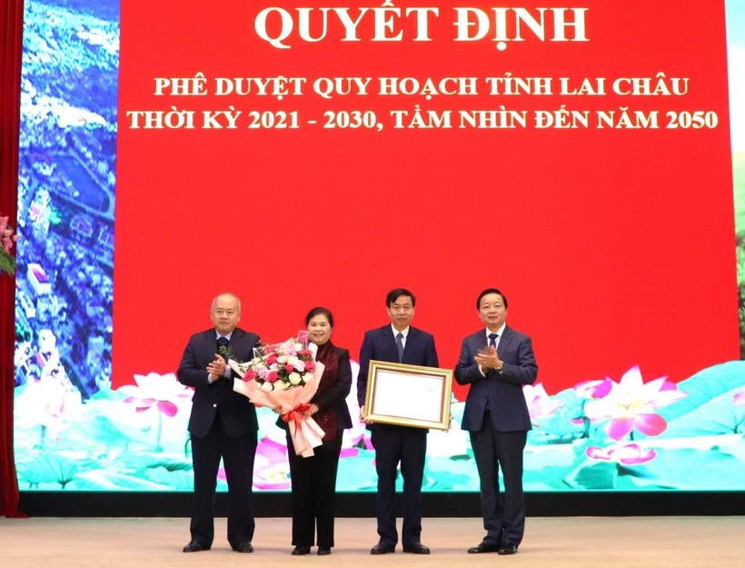 Phó Thủ tướng Trần Hồng Hà (ngoài cùng bên phải) cùng Thứ trưởng Bộ Kế hoạch và Đầu tư Đỗ Thành Trung (bên trái) trao Quyết định Phê duyệt Quy hoạch tỉnh Lai Châu thời kỳ 2021 - 2030, tầm nhìn đến năm 2050.