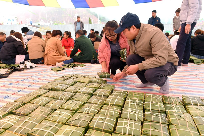 Những chiếc bánh chưng xanh sẽ được gửi đến hộ nghèo trên địa bàn huyện Nậm Pồ.