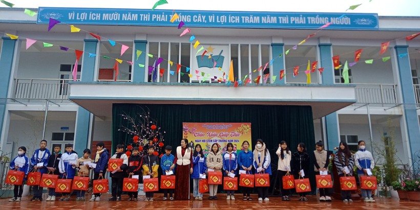 Trường THCS Quyết Tiến, thành phố Lai Châu tặng quà Tết cho học sinh có hoàn cảnh khó khăn.