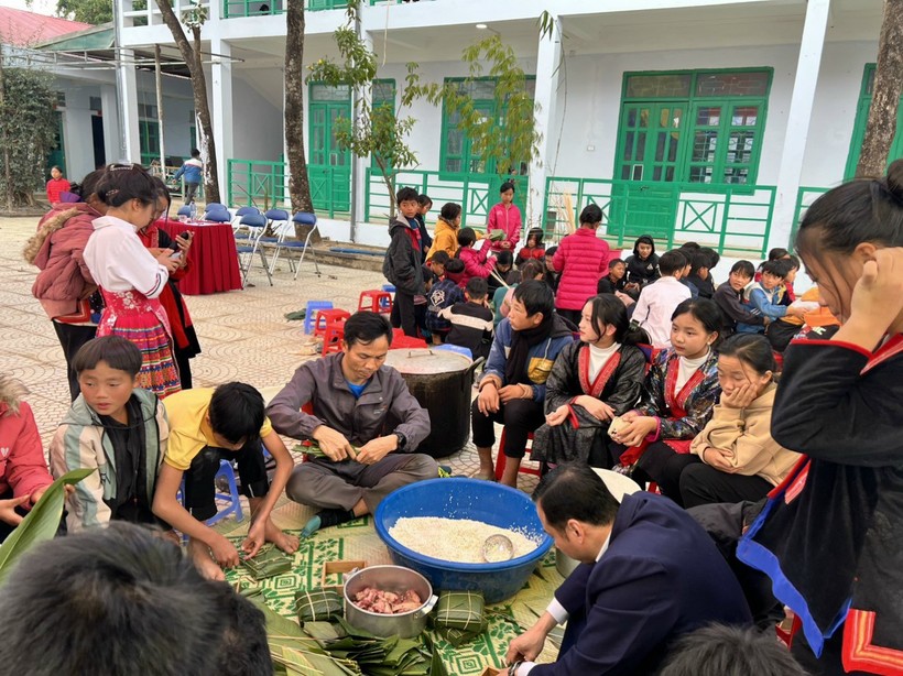 Thầy trò Trường PTDTBT THCS Trung Thu, huyện Tủa Chùa cùng gói bánh chưng trong hoạt động trải nghiệm "Ngày hội bánh chưng xanh".