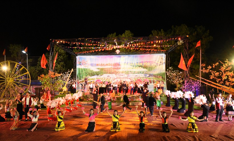 Chương trình văn nghệ khai mạc Ngày hội Văn hóa các dân tộc huyện Nậm Pồ.