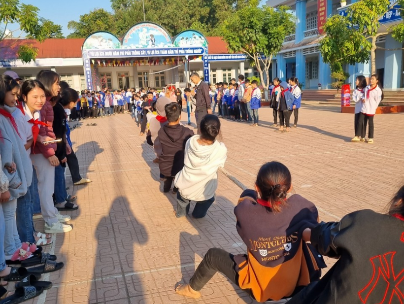 Thi kéo co của Trường THCS xã Hua Nà thu hút đông đảo học sinh tham gia.