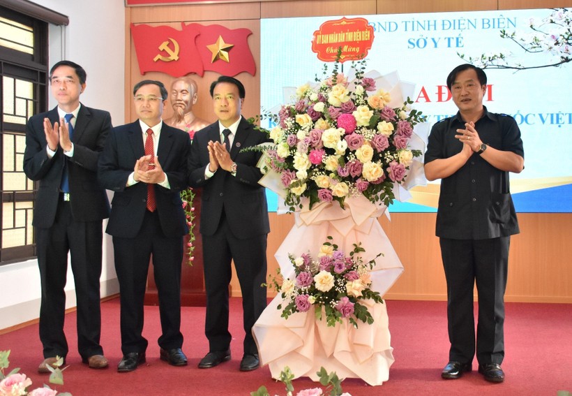 Ông Vừ A Bằng, Phó Chủ tịch UBND tỉnh Điện Biên tặng hoa chúc mừng ngành Y tế tỉnh Điện Biên.