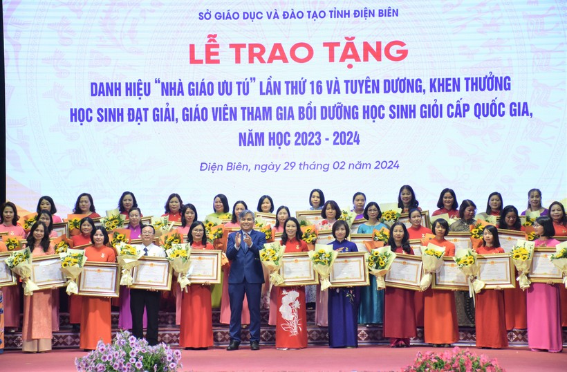 Tỉnh Điện Biên có 43 thầy cô vừa được phong tặng danh hiệu Nhà giáo ưu tú.