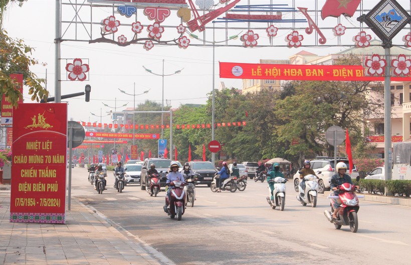 Đường phố Điện Biên rực rỡ cờ hoa.
