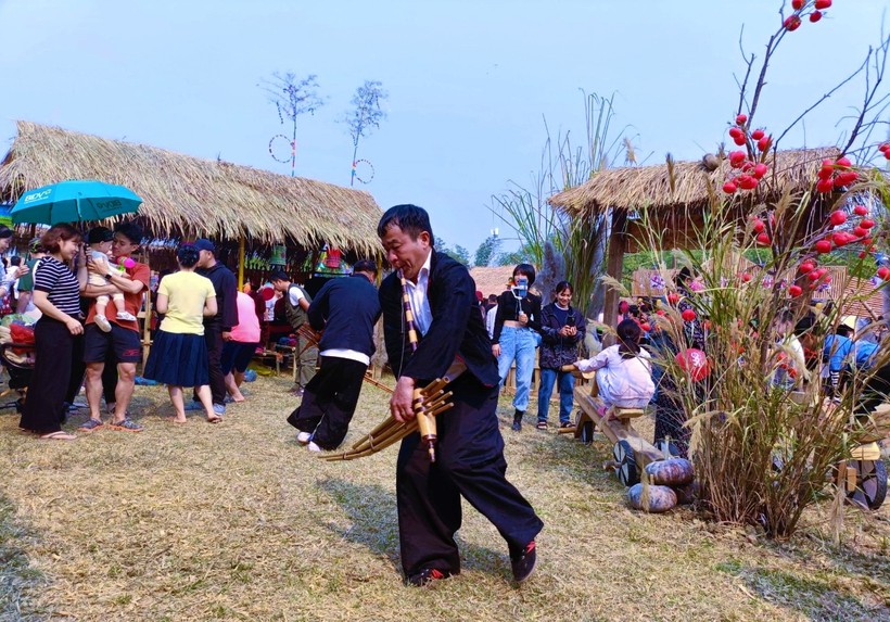 Múa Khèn tại không gian văn hóa huyện Tủa Chùa.