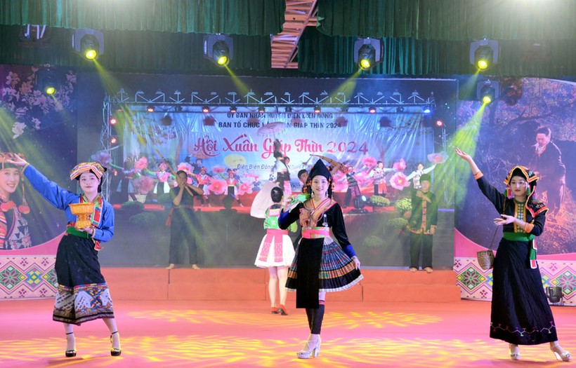 Các thí sinh đoàn huyện Điện Biên Đông trình diễn trang phục dân tộc.
