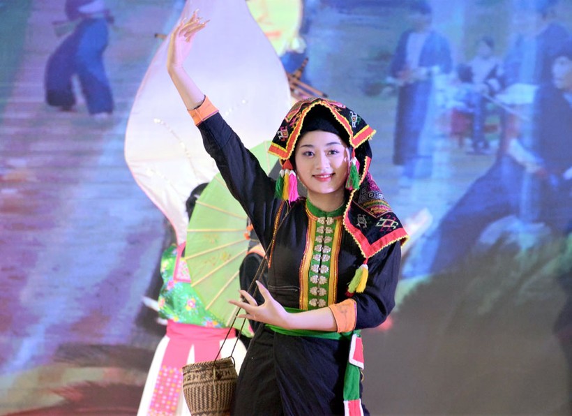 Thiếu nữ Xinh Mun trong trang phục truyền thống của dân tộc.