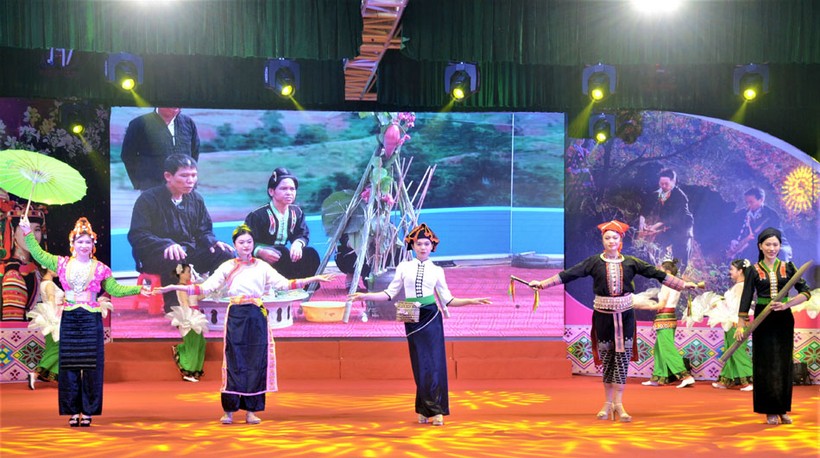 Đoàn huyện Nậm Pồ mang đến cuộc thi trang phục truyền thống nữ của 5 dân tộc trên địa bàn.