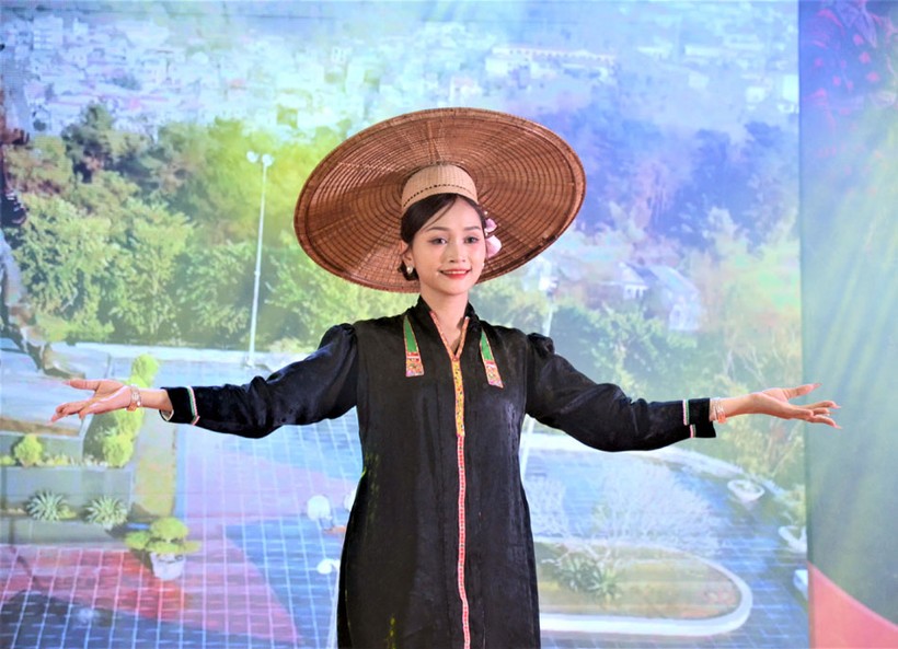 Trang phục dân tộc Thái (ngành Thái trắng) huyện Mường Chà.