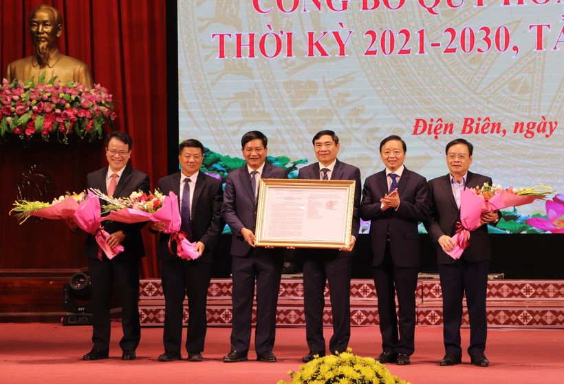 Phó Thủ tướng Trần Hồng Hà trao quyết định Phê duyệt quy hoạch tỉnh Điện Biên thời kỳ 2021 - 2030, tầm nhìn đến 2050 cho lãnh đạo tỉnh Điện Biên.