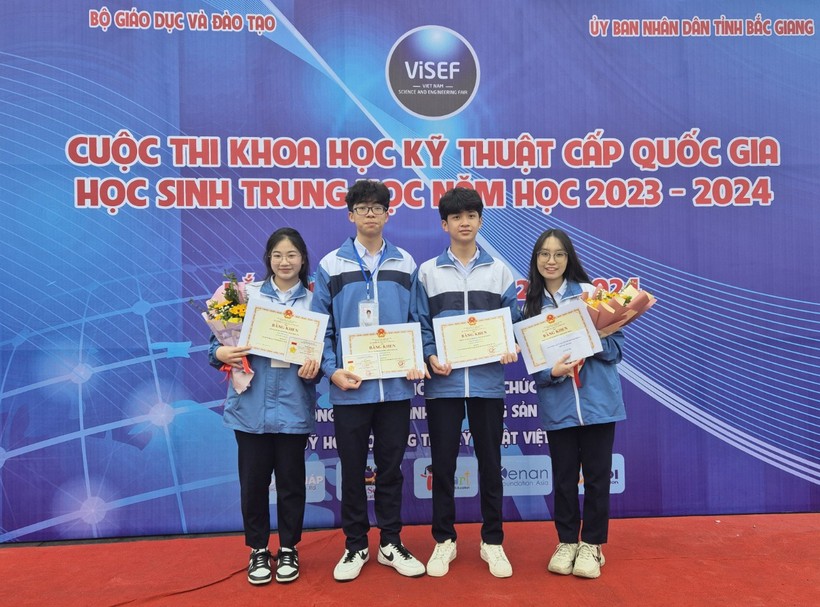 Đoàn học sinh tỉnh Lào Cai tham gia Cuộc thi nghiên cứu KHKT cấp quốc gia.