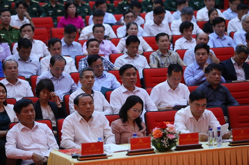 Các đại biểu tham dự Hội nghị tổng kết thực hiện Đề án hỗ trợ làm nhà Đại đoàn kết cho hộ nghèo tỉnh Điện Biên.