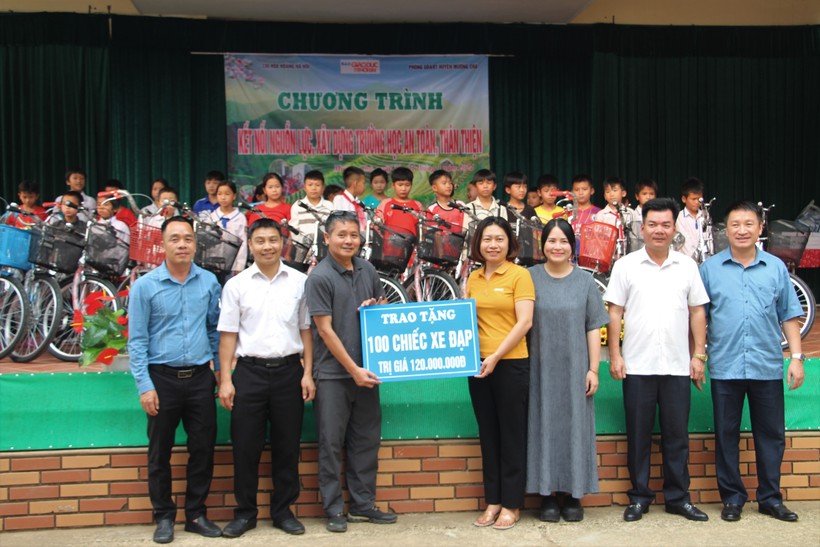 Trao 100 chiếc xe đạp cho học sinh tiểu học, THCS của xã Mường Mươn.