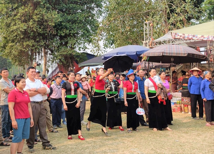 Thi ném còn - trò chơi truyền thống của đồng bào Thái.