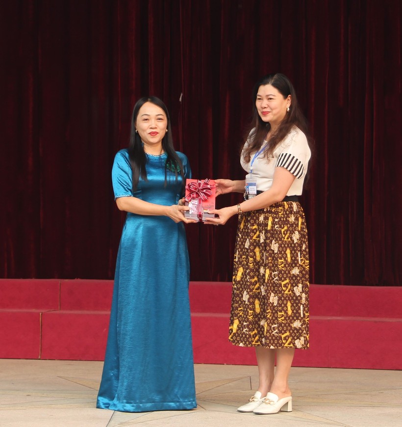 Tác phẩm “Võ Nguyên Giáp – Danh tướng huyền thoại” được cô Miên gửi tặng trường THPT thành phố Điện Biên Phủ.