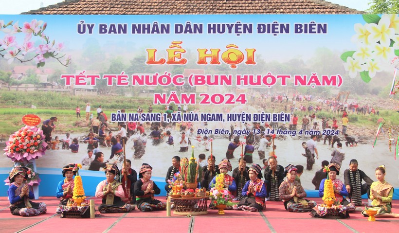 Lễ hội Tết té nước (Bun Huột Nặm) của người Lào ở xã Na Sang.