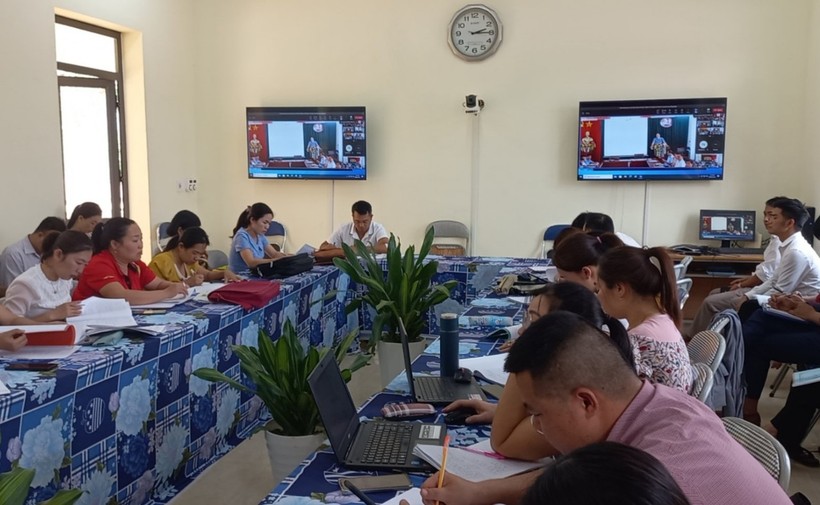 Cán bộ quản lý, giáo viên trường PTDTBT THCS Mường Toong tham gia tập huấn tại nhà trường.