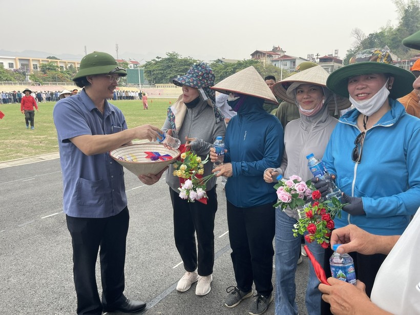 Ông Cù Huy Hoàn, Phó Giám đốc Sở GD&ĐT tỉnh Điện Biên thăm hỏi, động viên giáo viên tham gia các hoạt động kỷ niệm 70 năm chiến thắng Điện Biên Phủ.