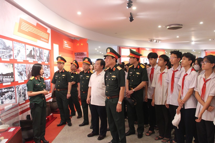 Tham quan khu trưng bày chuyên đề 'Sức mạnh hậu cần trong chiến thắng Điện Biên Phủ'.