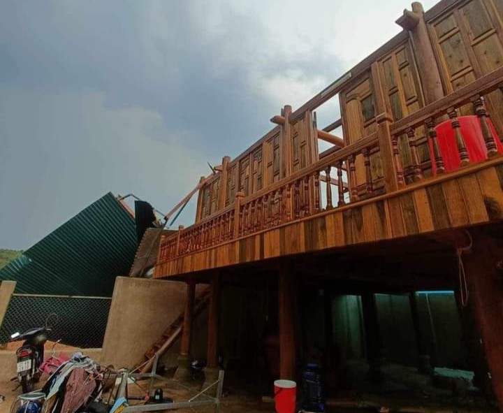 Ngôi nhà sàn ở huyện Mường Ảng bị tốc mái hoàn toàn.