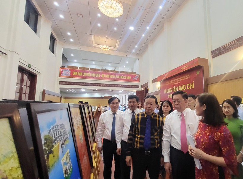 Các đại biểu tham quan Triển lãm ảnh quảng bá hình ảnh Việt Nam.