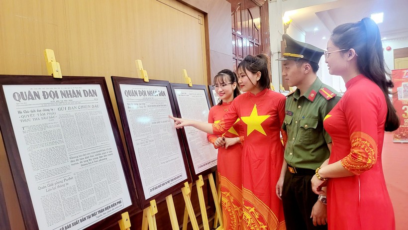 Các đại biểu tham quan trưng bày 33 số báo Quân đội Nhân dân xuất bản tại mặt trận Điện Biên Phủ.