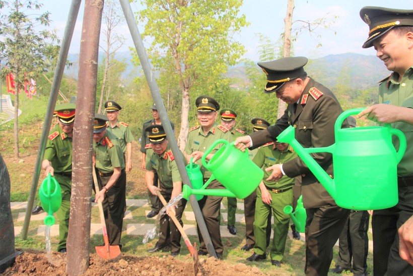 Bộ trưởng Tô Lâm trồng cây lưu niệm tại Đền thờ liệt sỹ.