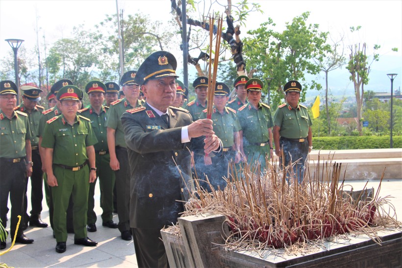 Bộ trưởng Tô Lâm viếng Đền thờ liệt sỹ tại Chiến trường Điện Biên Phủ.
