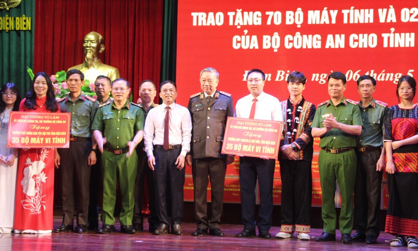 Bộ Công an trao tặng 70 bộ máy tính cho trường học ở Điện Biên