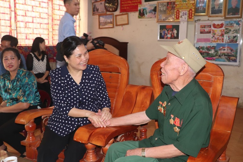 Bà Giàng Páo Mỷ, Bí thư Tỉnh ủy Lai Châu thăm hỏi chiến sĩ Điện Biên Nguyễn Văn Cư, (phường Tân Phong, thành phố Lai Châu).