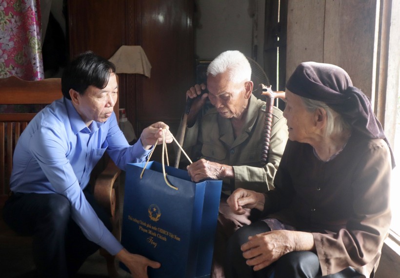 Ông Lê Văn Lương, Chủ tịch UBND tỉnh Lai Châu thăm hỏi Chiến sĩ Điện Biên đang sinh sống tại huyện Than Uyên.
