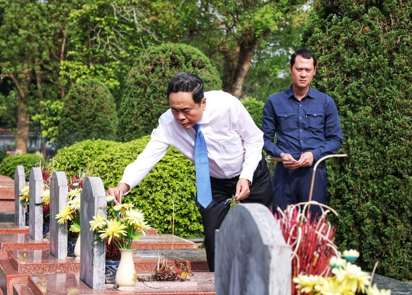 Ông Trần Thanh Mẫn, Phó Chủ tịch Thường trực Quốc hội thắp hương phần mộ các anh hùng liệt sĩ.