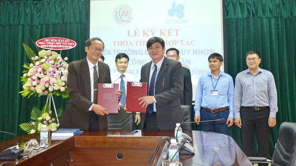 Trường Đại học Quy Nhơn, Công ty CP Tập đoàn Xây dựng Hòa Bình ký kết thỏa thuận hợp tác.