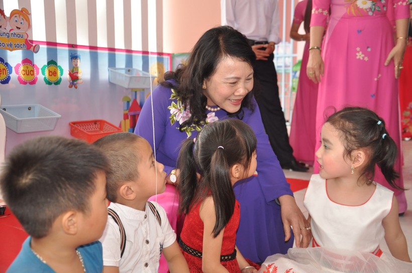 Thứ trưởng Nguyễn Thị Nghĩa ân cần thăm hỏi các bé Trường MN Sao Mai.