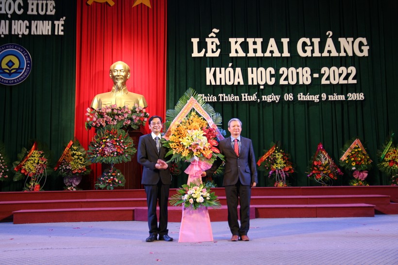 Lãnh đạo UBND tỉnh Thừa Thiên Huế tặng hoa chúc mừng nhà trường
