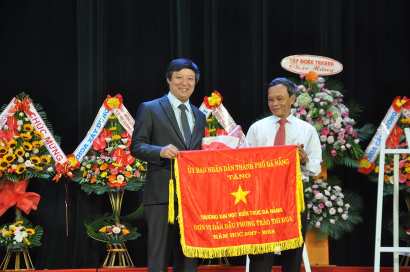 Trường ĐH Kiến trúc Đà Nẵng đón nhận Cờ thi đua dẫn đầu phong trào thi đua năm học 2017-2018 do UBND TP. Đà Nẵng trao tặng
