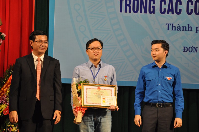 Thứ trưởng Nguyễn Văn Phúc trao tặng bằng khen cho giảng viên trẻ có công trình nghiên cứu đạt giải Nhất.