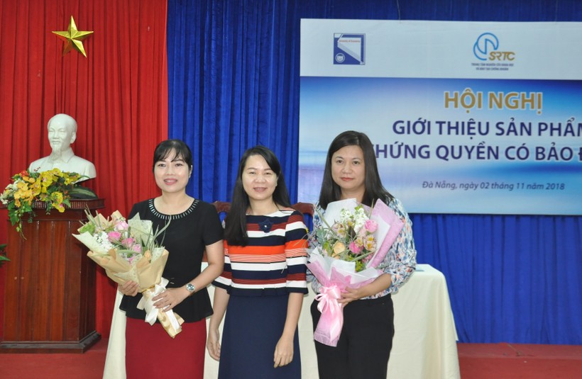 PGS.TS Võ Thúy Anh – Phó Hiệu trưởng ĐH Kinh tế Đà Nẵng tặng hoa cho các đơn vị phối hợp tổ chức hội nghị.