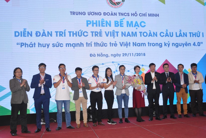 Ông Lê Quốc Phong tặng hoa cho các hạt nhân Mạng lưới Trí thức trẻ Việt Nam toàn cầu.