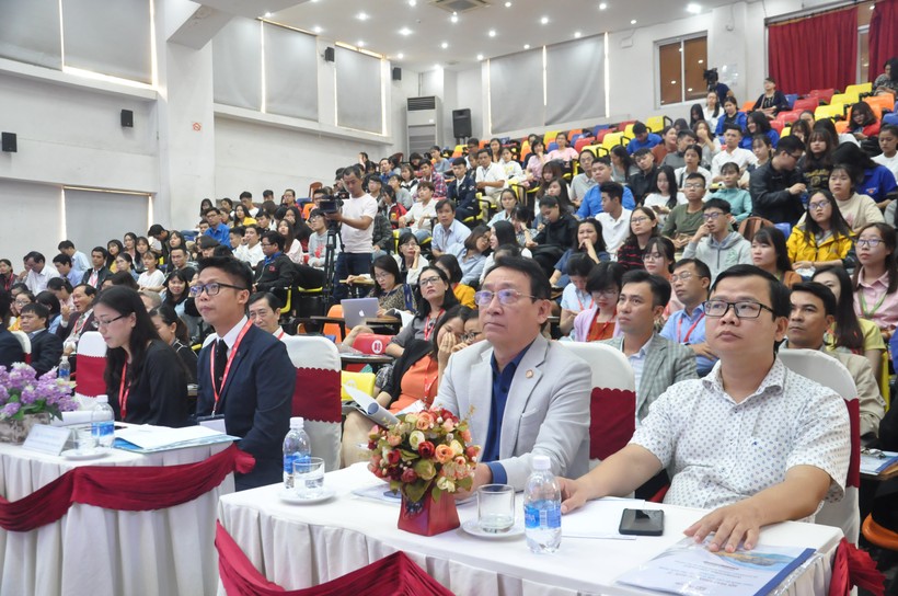 Các đại biểu tham dự Hội thảo khoa học quốc tế “Phát triển du lịch bền vững các tỉnh miền Trung, Việt Nam.